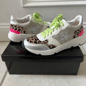 Women’s Vici Sneakers